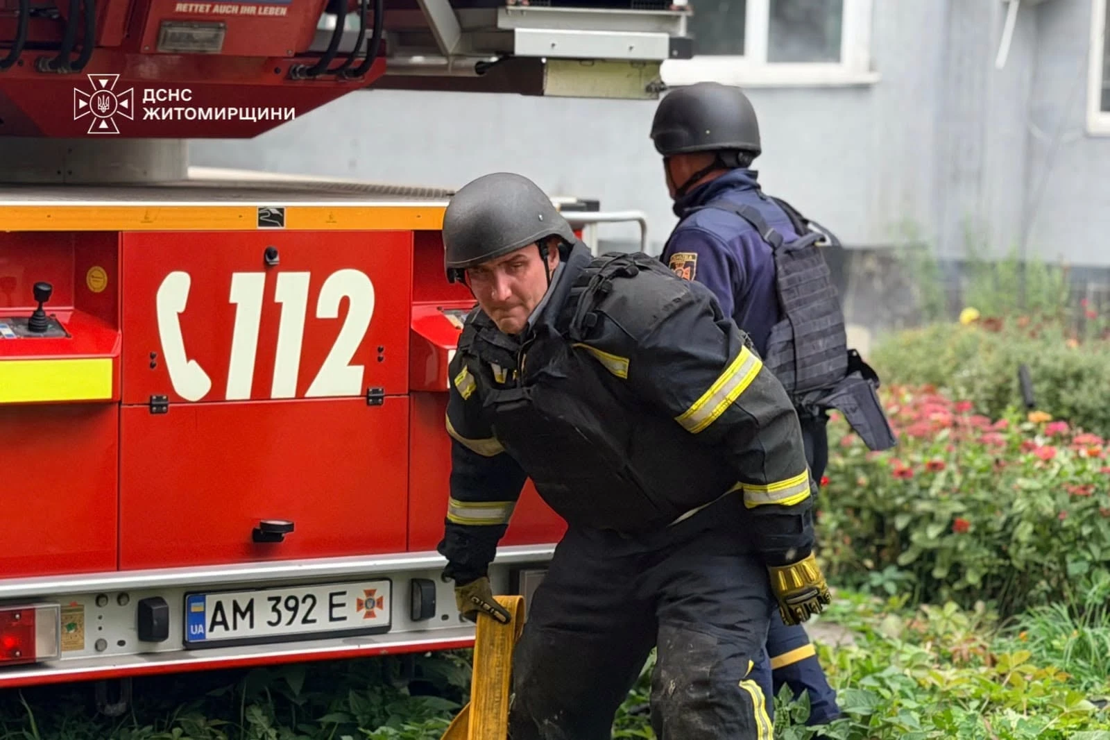 Рятувальники показали фото наслідків влучання дрона у багатоповерхівку на Житомирщині