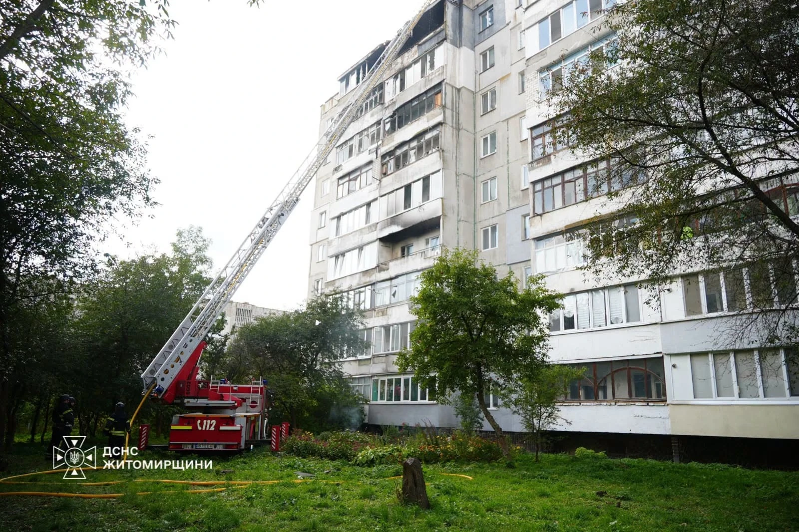 Рятувальники показали фото наслідків влучання дрона у багатоповерхівку на Житомирщині