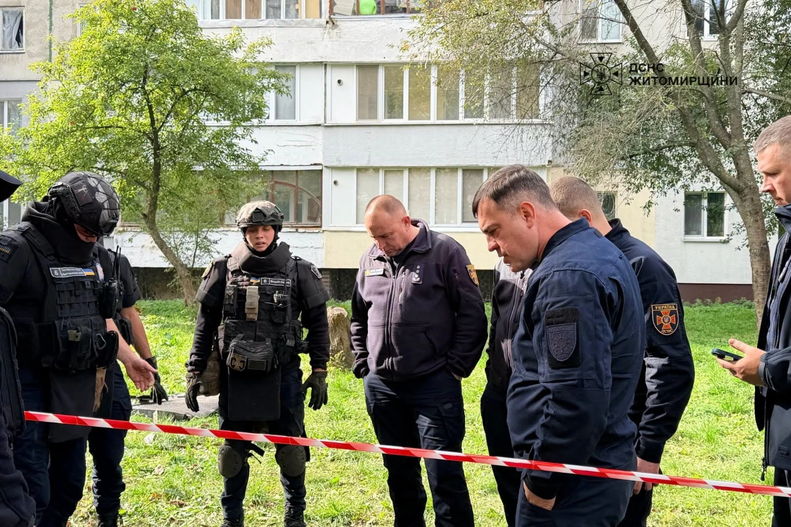 Рятувальники показали фото наслідків влучання дрона у багатоповерхівку на Житомирщині