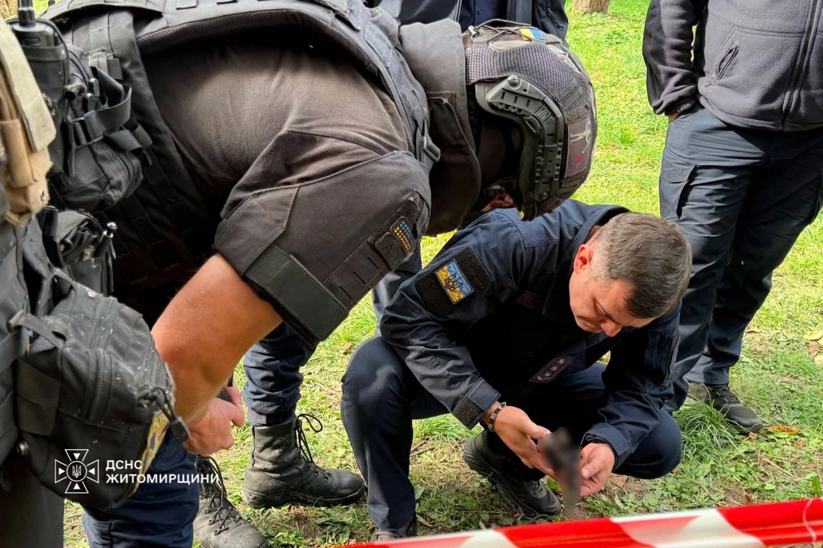 Рятувальники показали фото наслідків влучання дрона у багатоповерхівку на Житомирщині