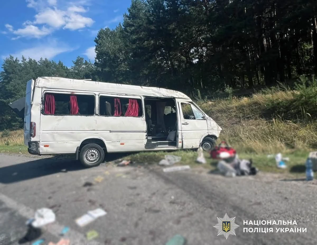 ДТП на Житомирщині: маршрутка перекинулася після зіткнення з легковиком, є травмовані