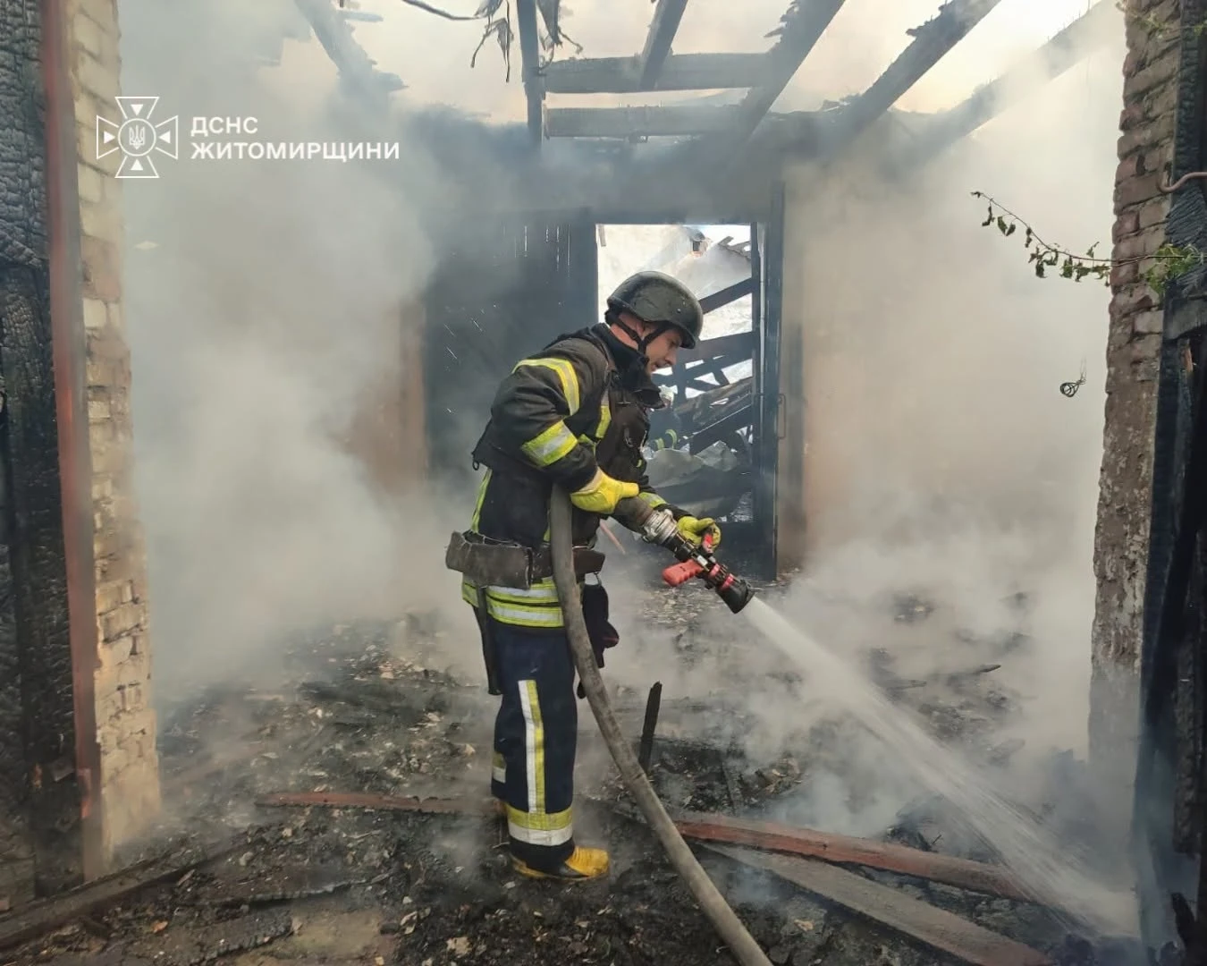Рятувальники показали фото ліквідації наслідків атаки росіян на Житомирщину