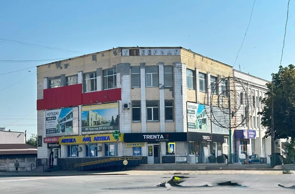 Навіщо паркан навколо універмагу і яким він стане після робіт