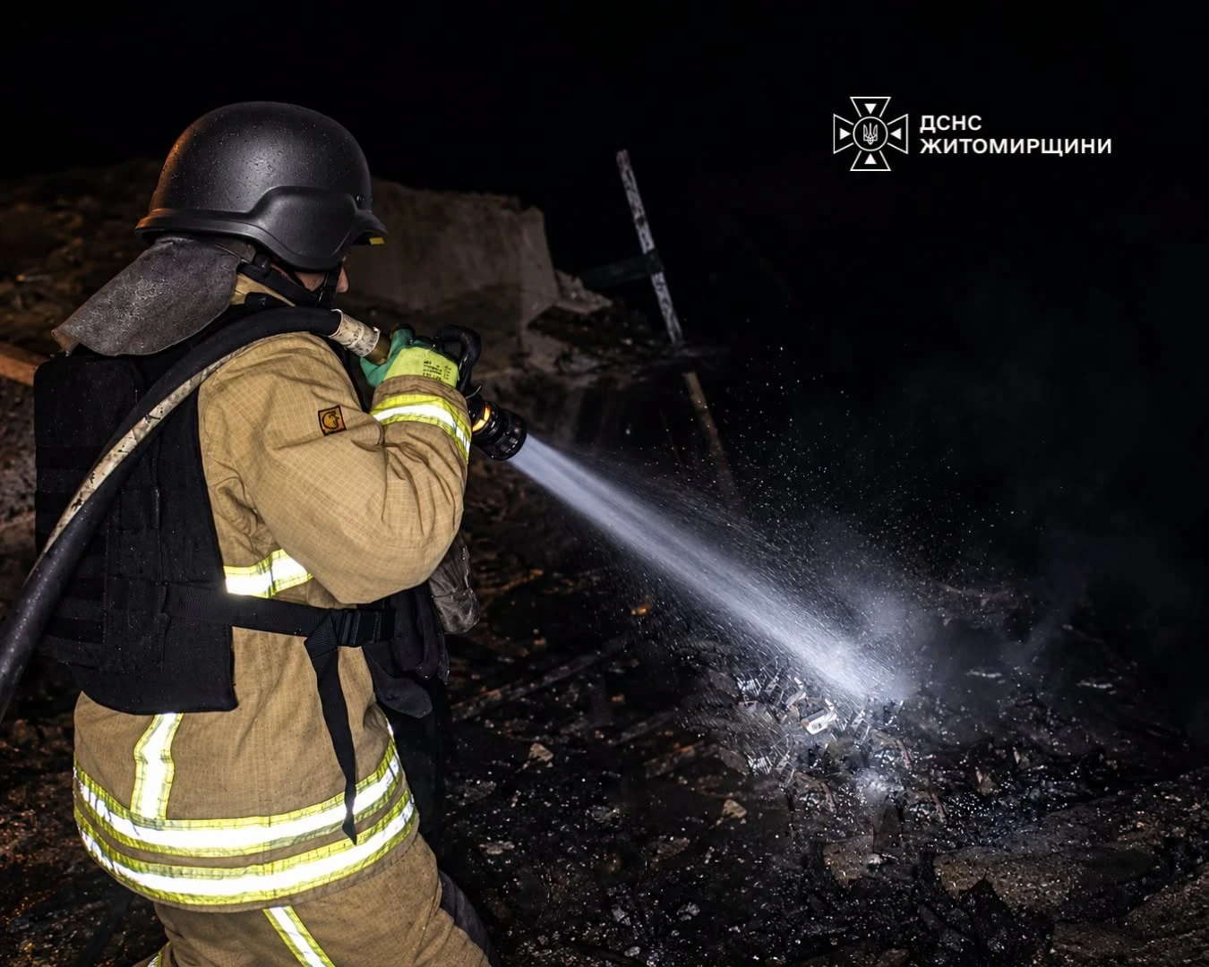 Рятувальники показали фото ліквідації наслідків атаки росіян на Житомирщину