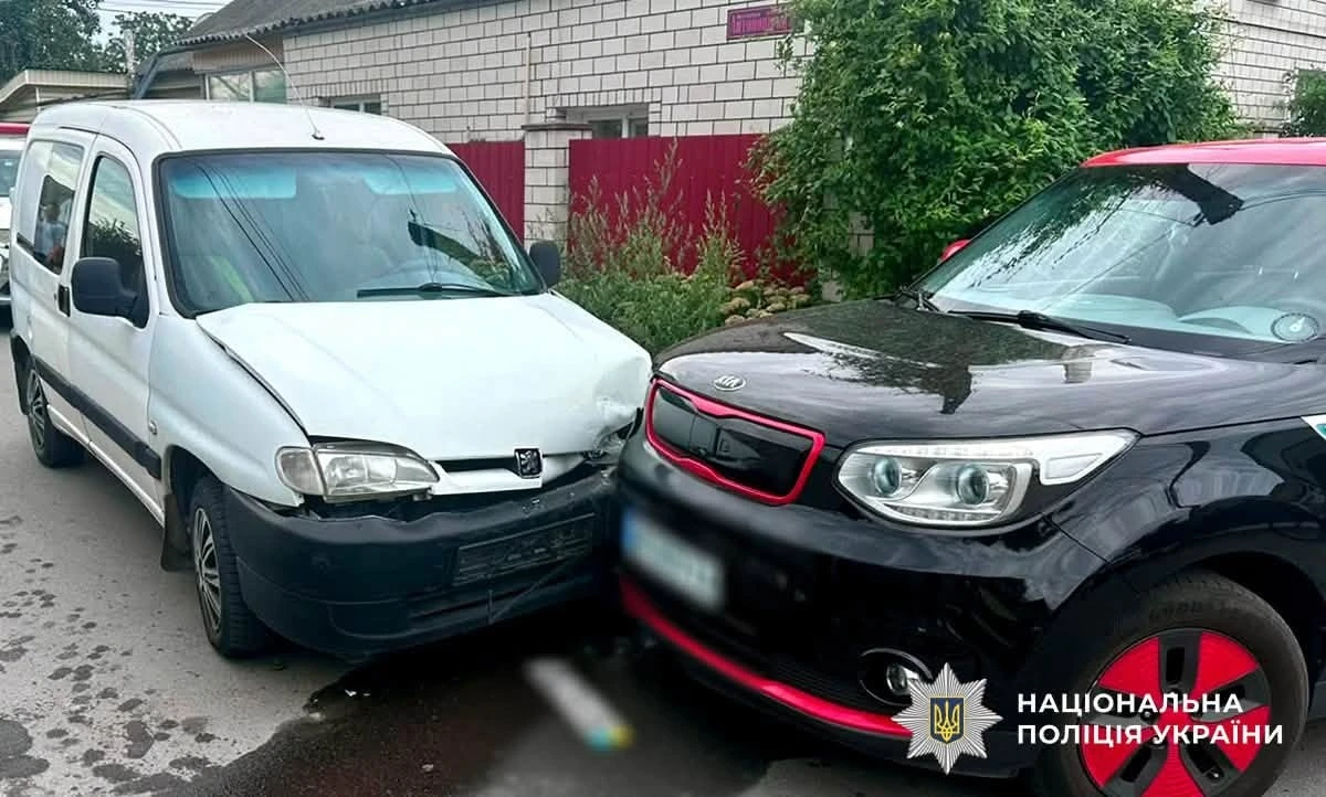 Поліція з'ясовує обставини ДТП у Звягелі за участю Kia та Peugeot