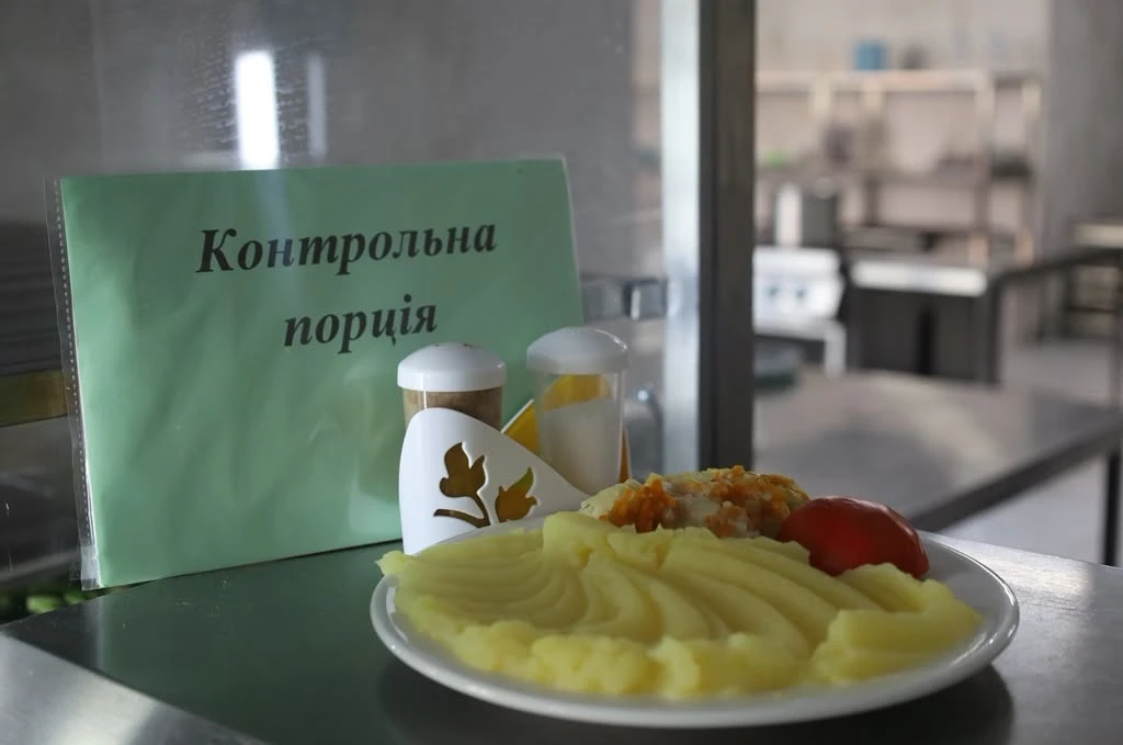 Що їдять школярі: на Звягельщині посадовці проінспектували харчоблоки та меню