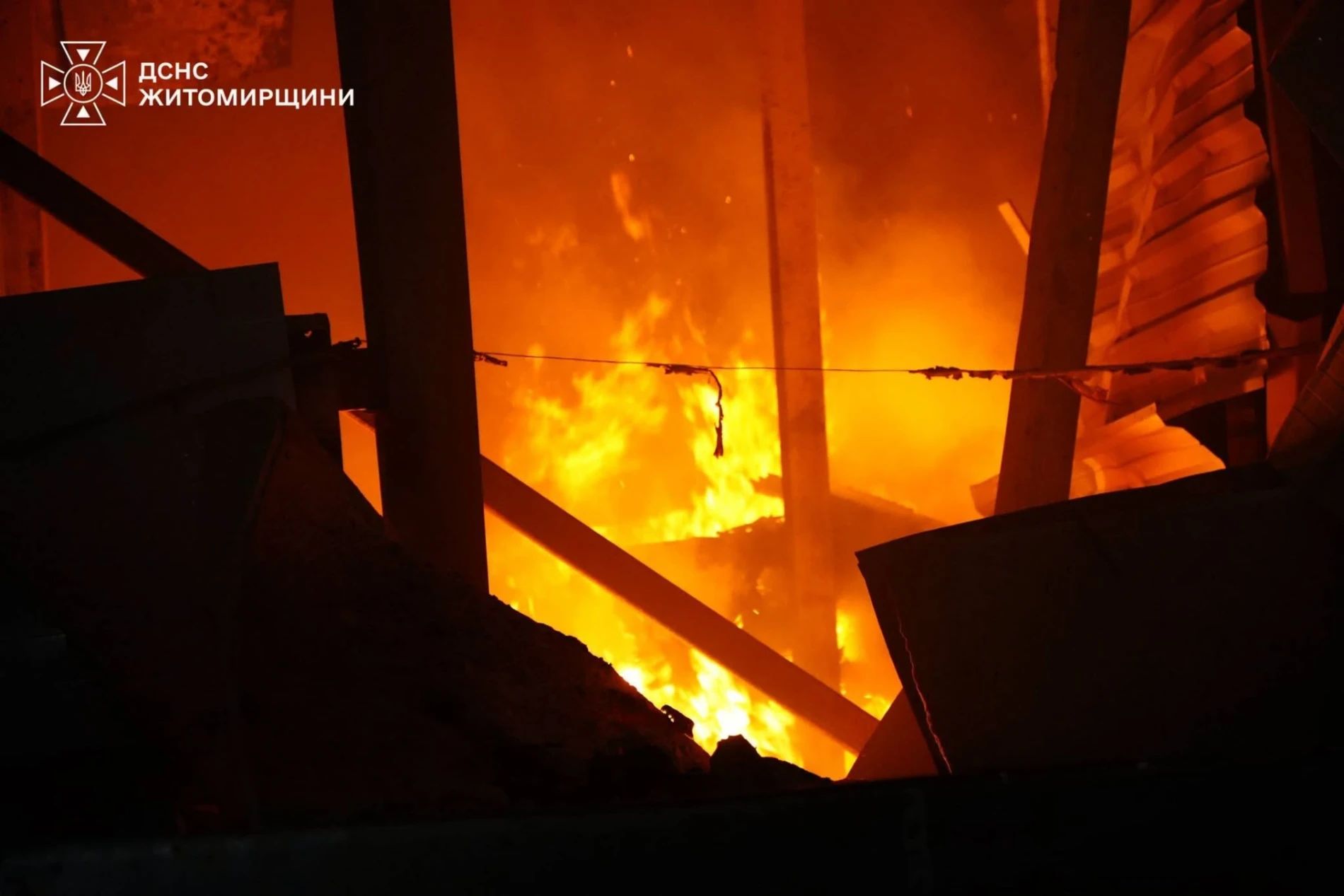 Російська атака на Житомирщину: на цивільному підприємстві виникла пожежа, є жертви