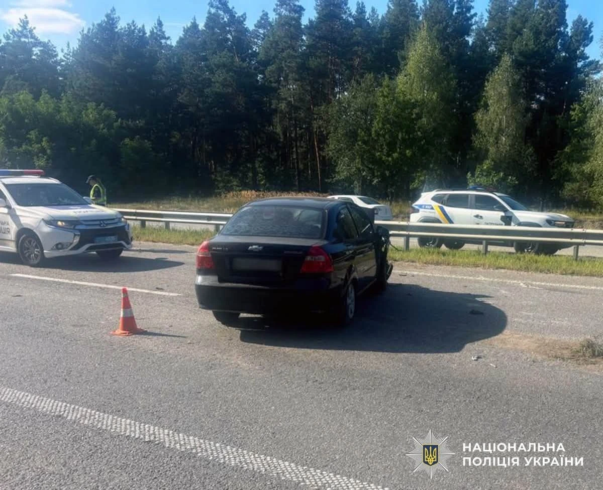 ДТП на Житомирщині: маршрутка перекинулася після зіткнення з легковиком, є травмовані