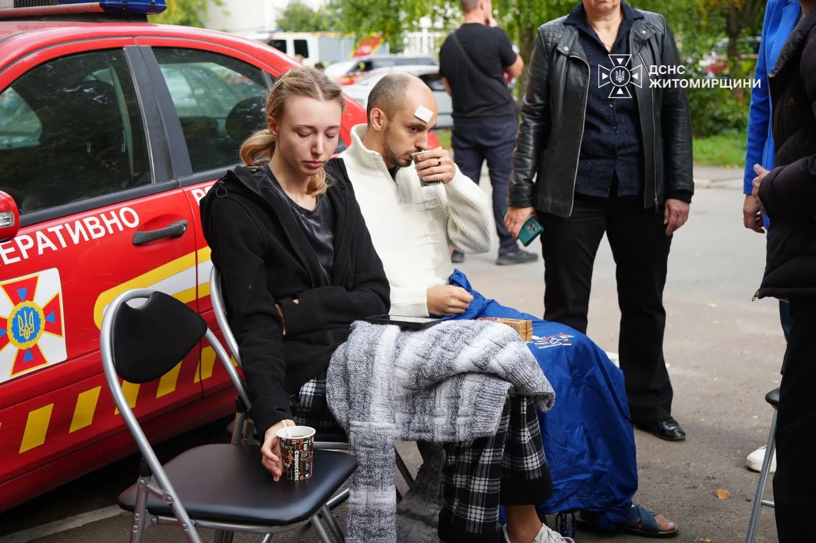 Рятувальники показали фото наслідків влучання дрона у багатоповерхівку на Житомирщині