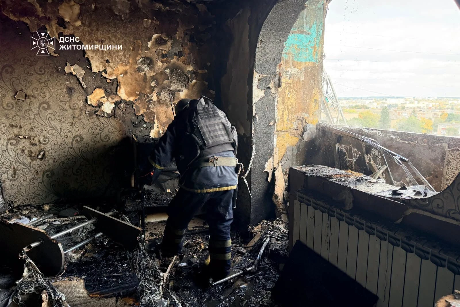 Рятувальники показали фото наслідків влучання дрона у багатоповерхівку на Житомирщині