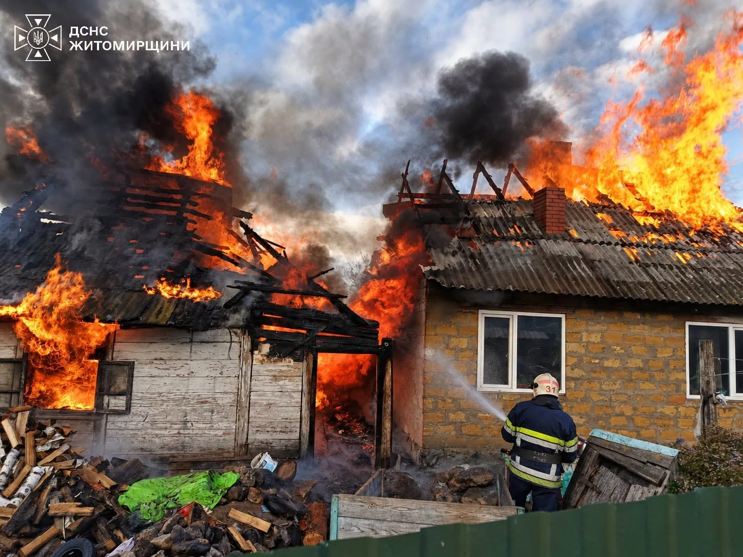 Вогонь охопив дахи двох будинків: на Звягельщині сталася пожежа