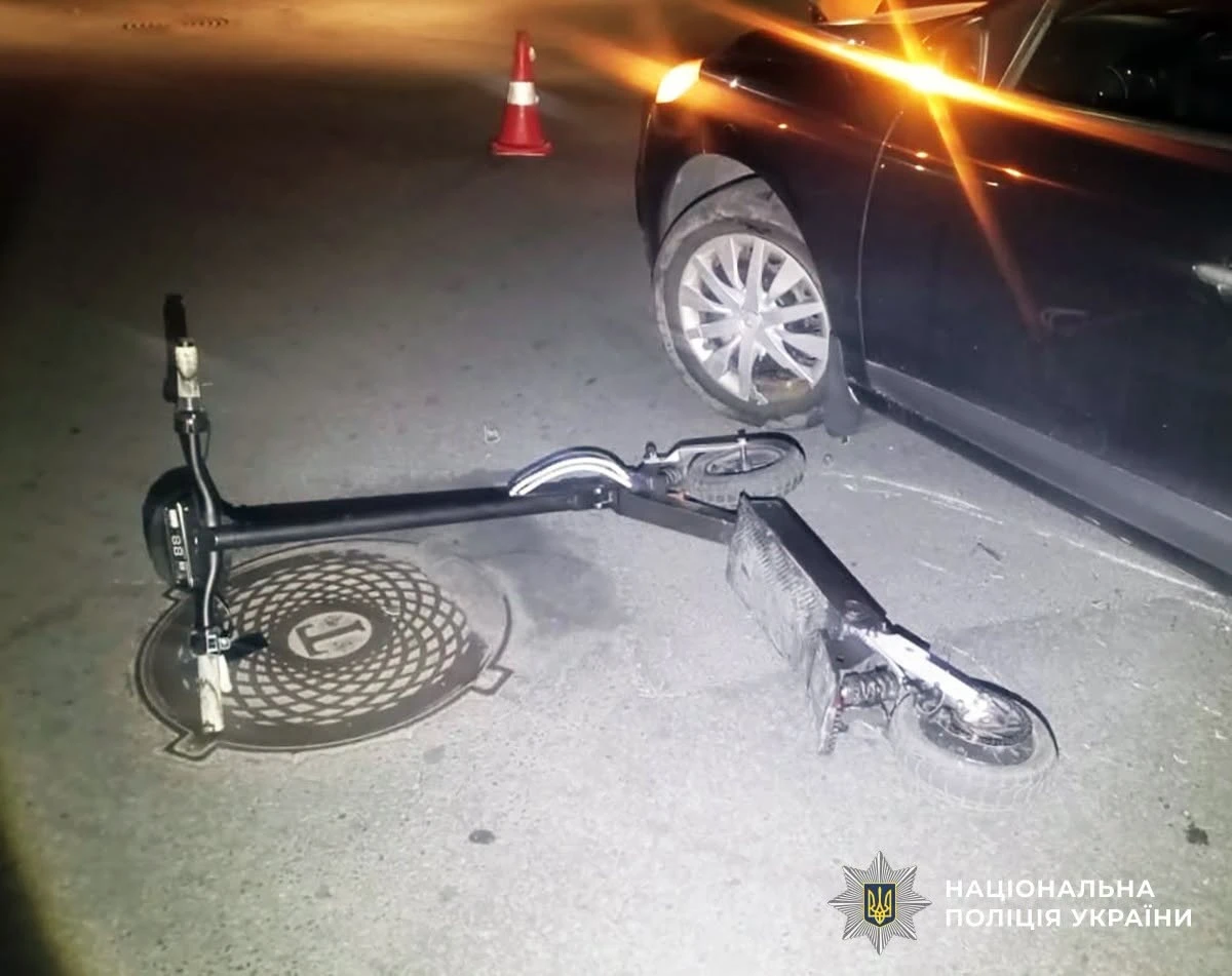На перехресті у Звягелі зіткнулися автівка з електросамокатом під керуванням підлітка
