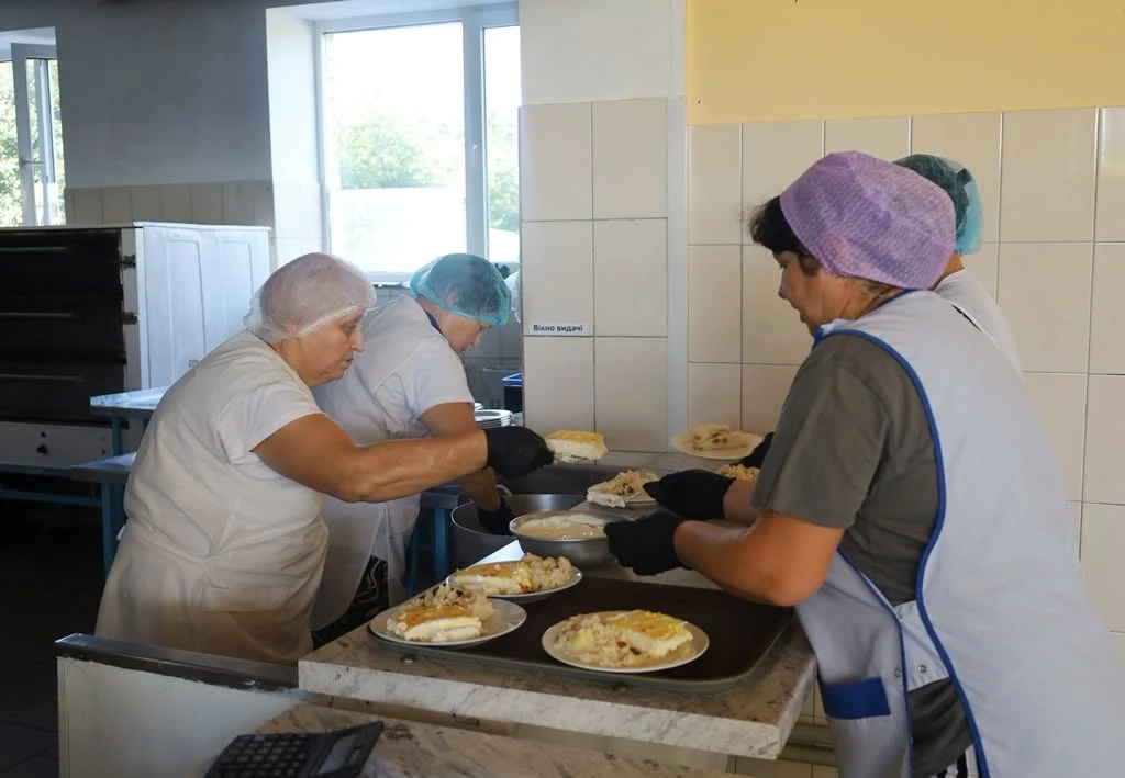 Що їдять школярі: на Звягельщині посадовці проінспектували харчоблоки та меню