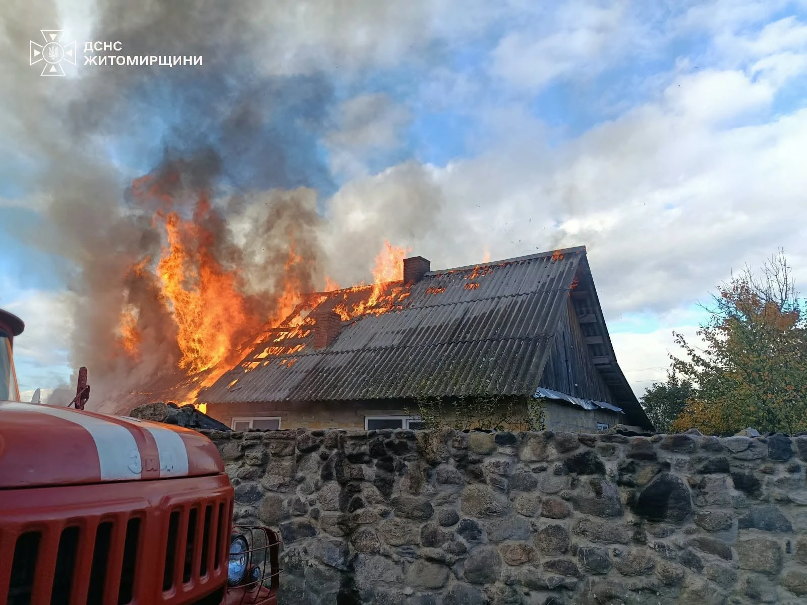 Вогонь охопив дахи двох будинків: на Звягельщині сталася пожежа