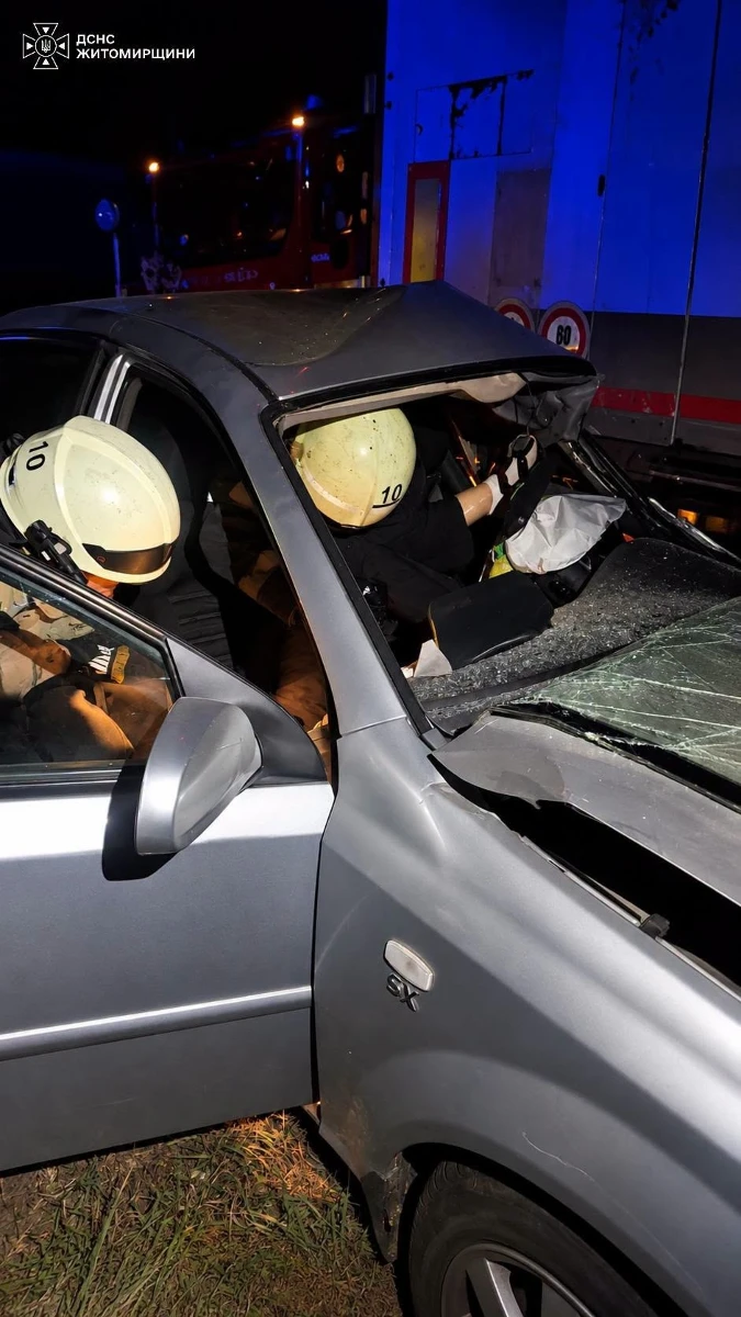 ДТП у Звягелі: рятувальники деблокували водійку з понівеченого авто