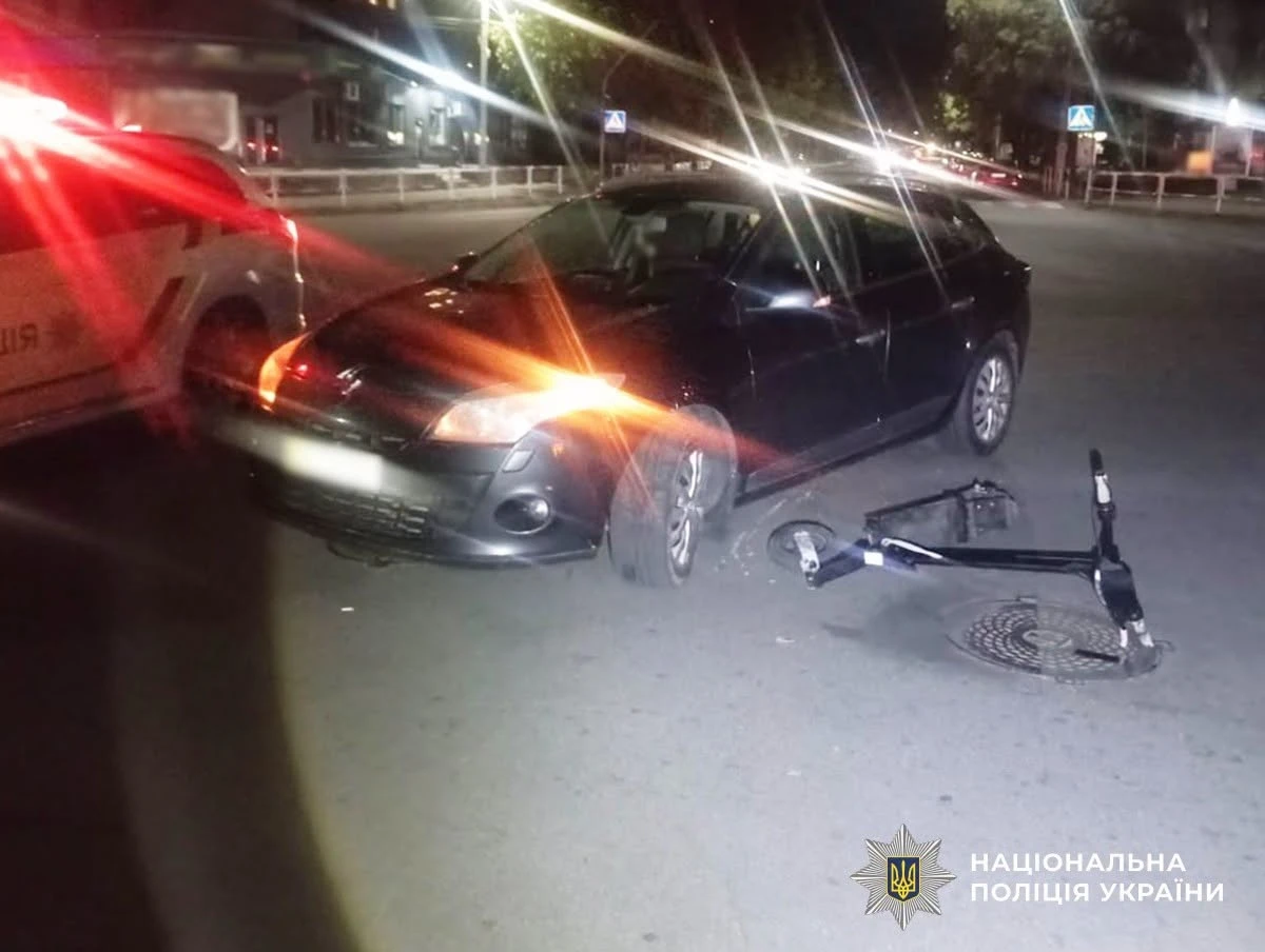 На перехресті у Звягелі зіткнулися автівка з електросамокатом під керуванням підлітка