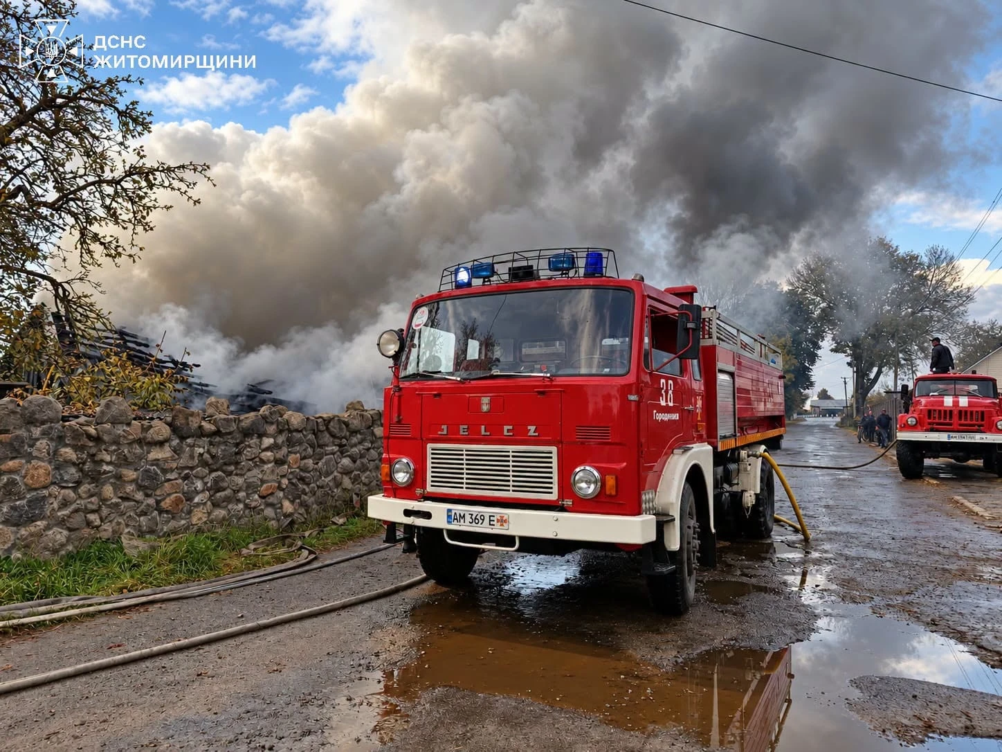 Вогонь охопив дахи двох будинків: на Звягельщині сталася пожежа