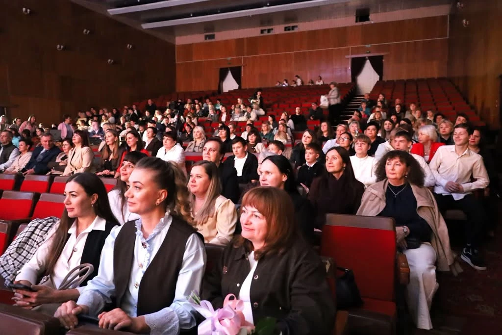 Звягель відзначив День працівників освіти: хто отримав статуетку 
