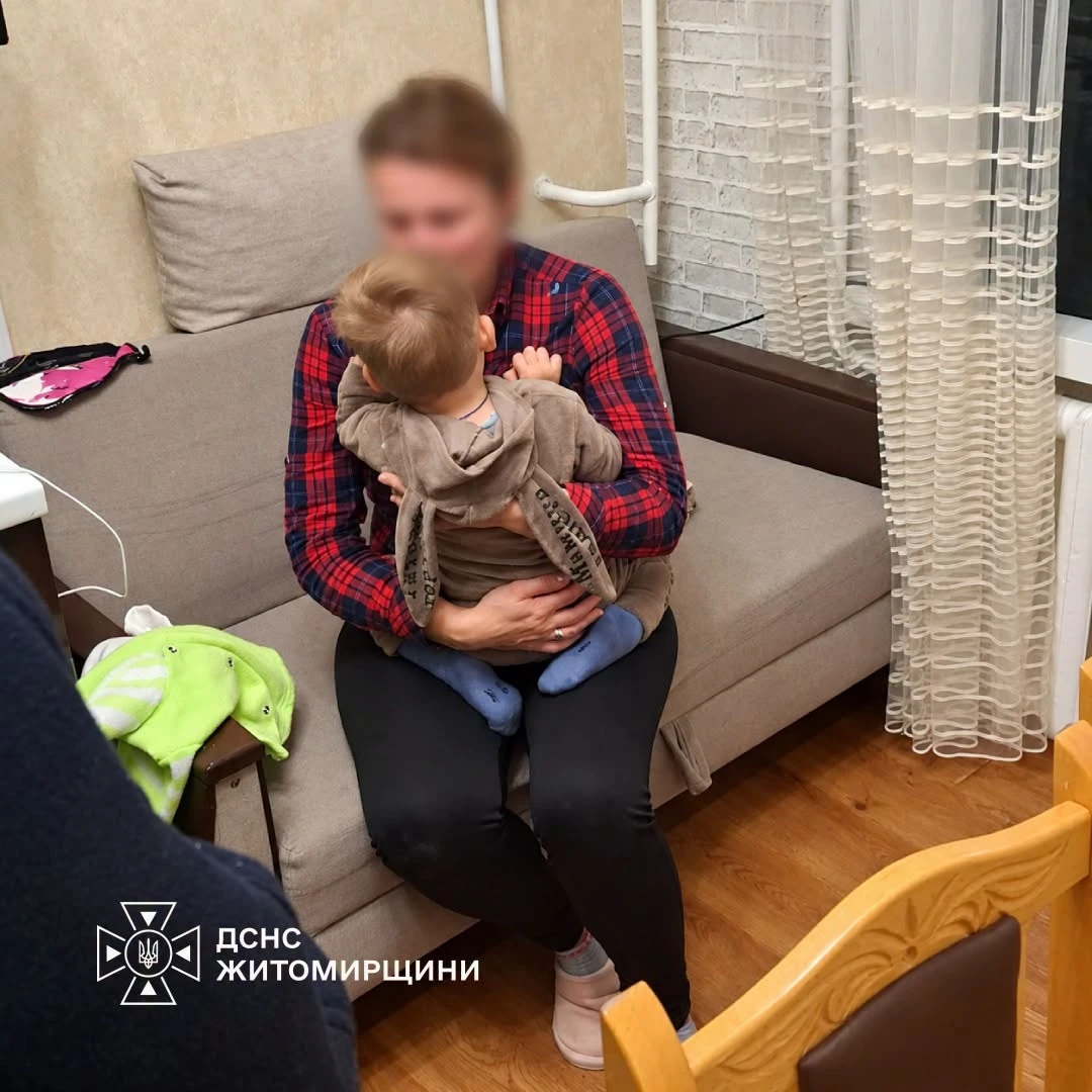 Вийшла на хвилинку до сусідки: у Звягелі рятувальники відкрили квартиру із зачиненим малюком