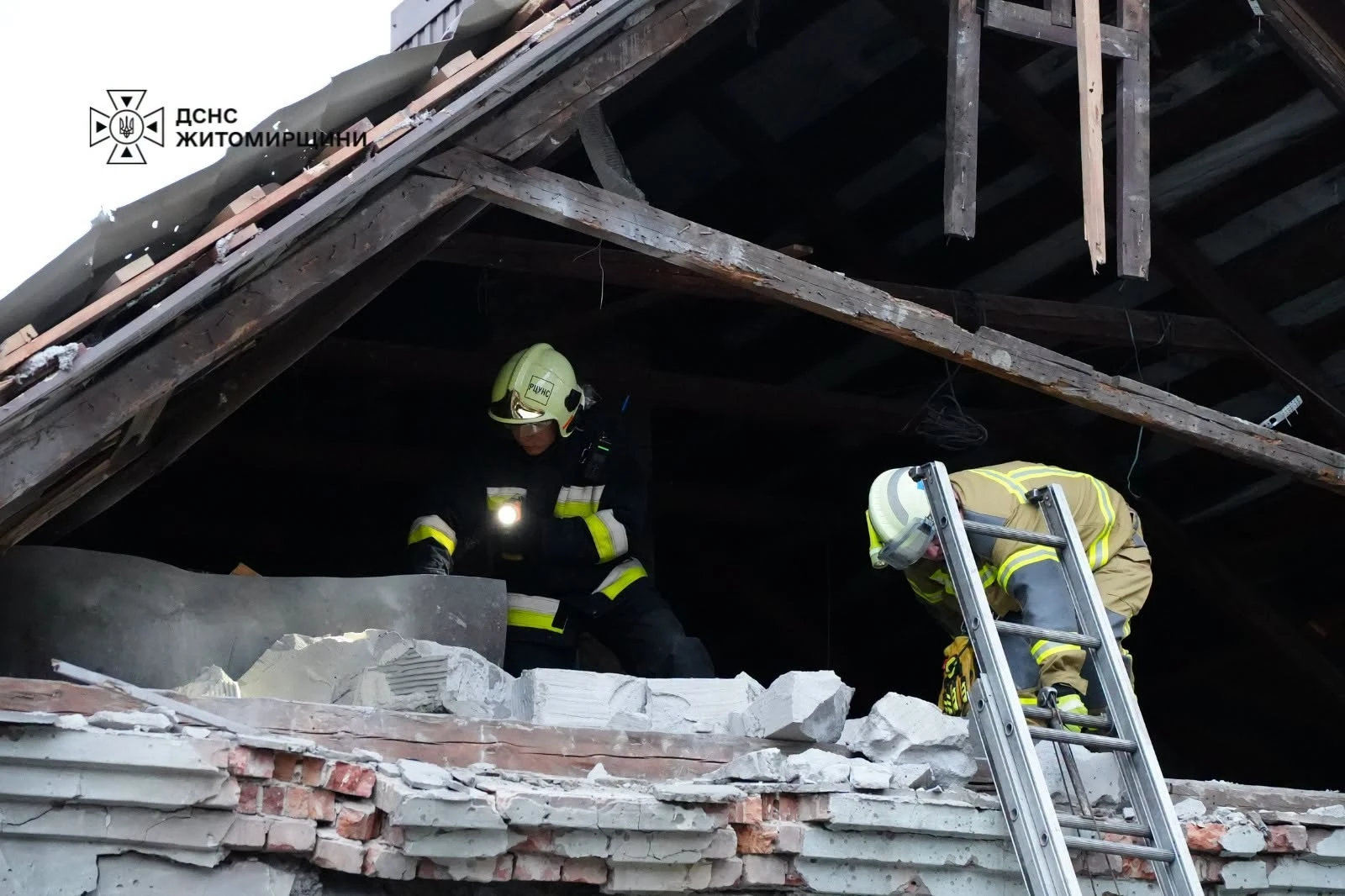 Росіяни вдарили по житловому будинку на Житомирщині: 8 постраждалих, з них двоє дітей