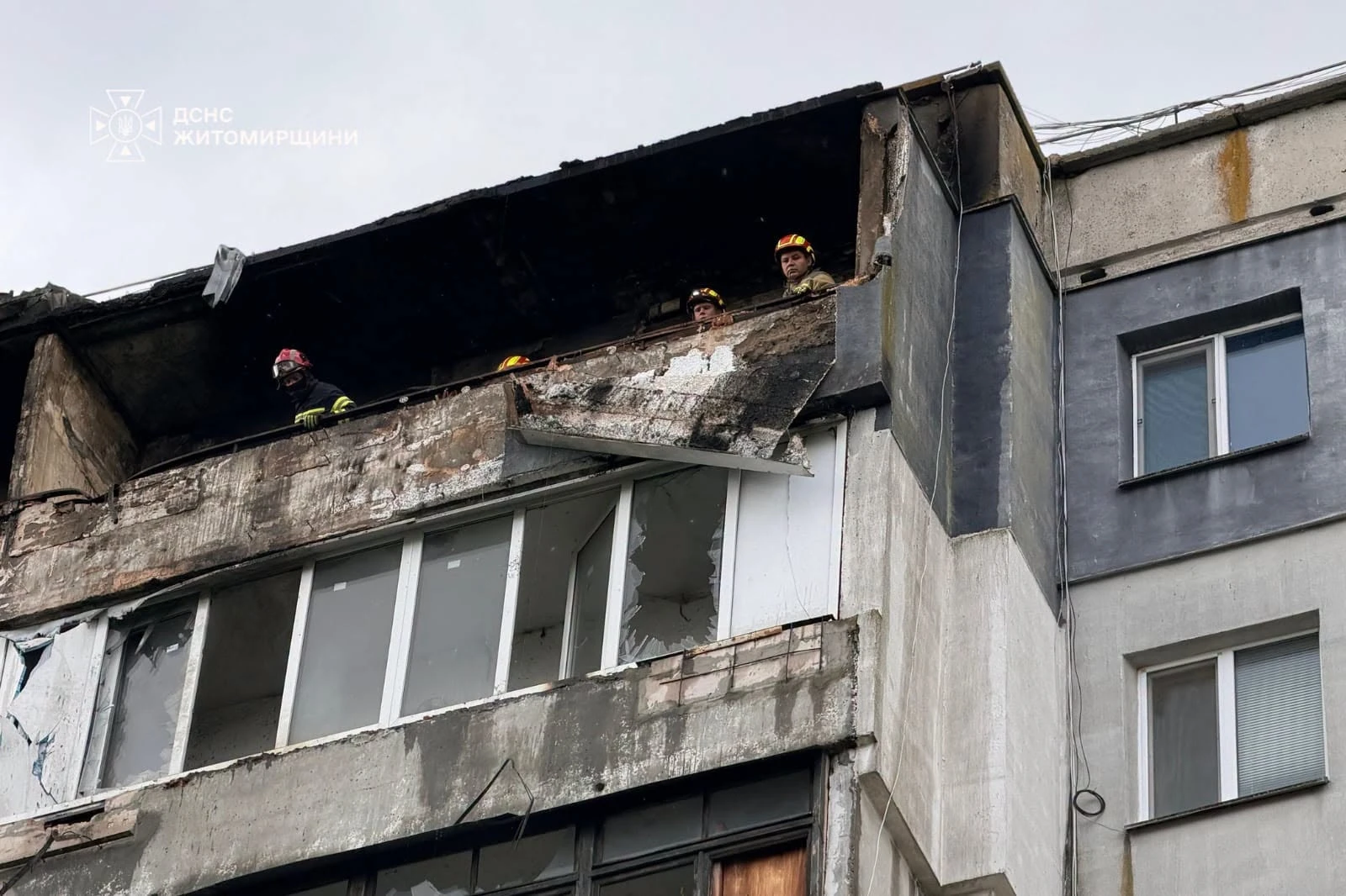 Рятувальники показали фото наслідків влучання дрона у багатоповерхівку на Житомирщині