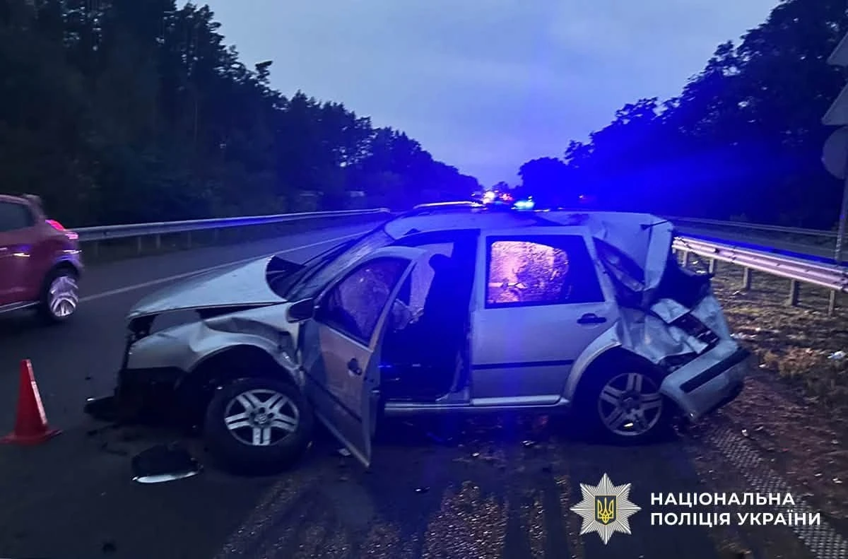 Автомобіль перекинувся на зустрічну смугу: троє звягелян травмувалися в ДТП