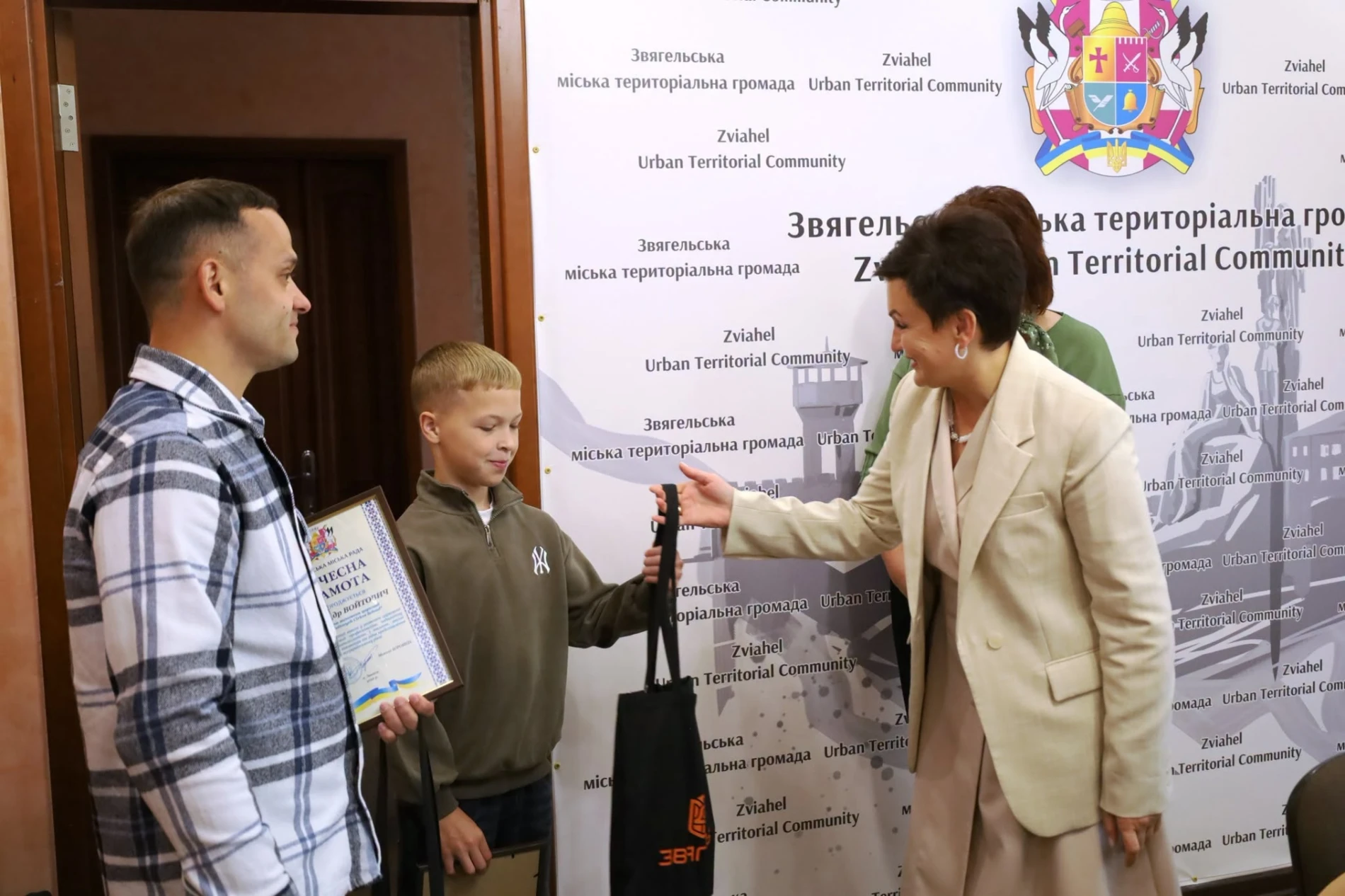 У Звягельській міській раді відзначили учасника шоу 