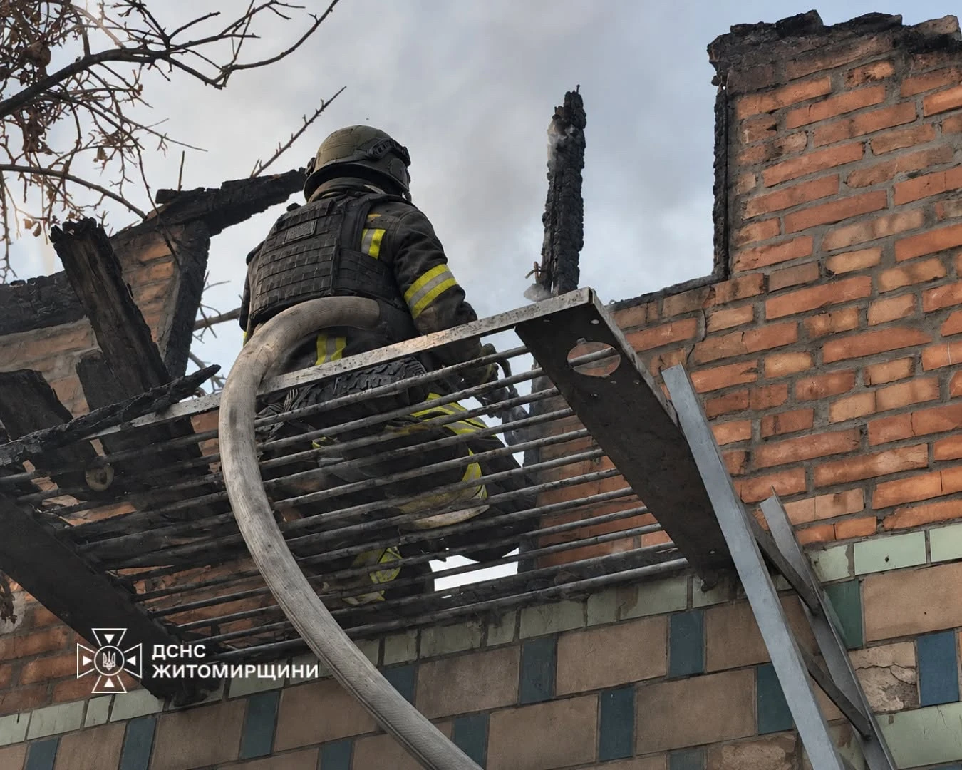 Внаслідок обстрілу Житомирщини виникла пожежа на обʼєкті транспортної інфраструктури