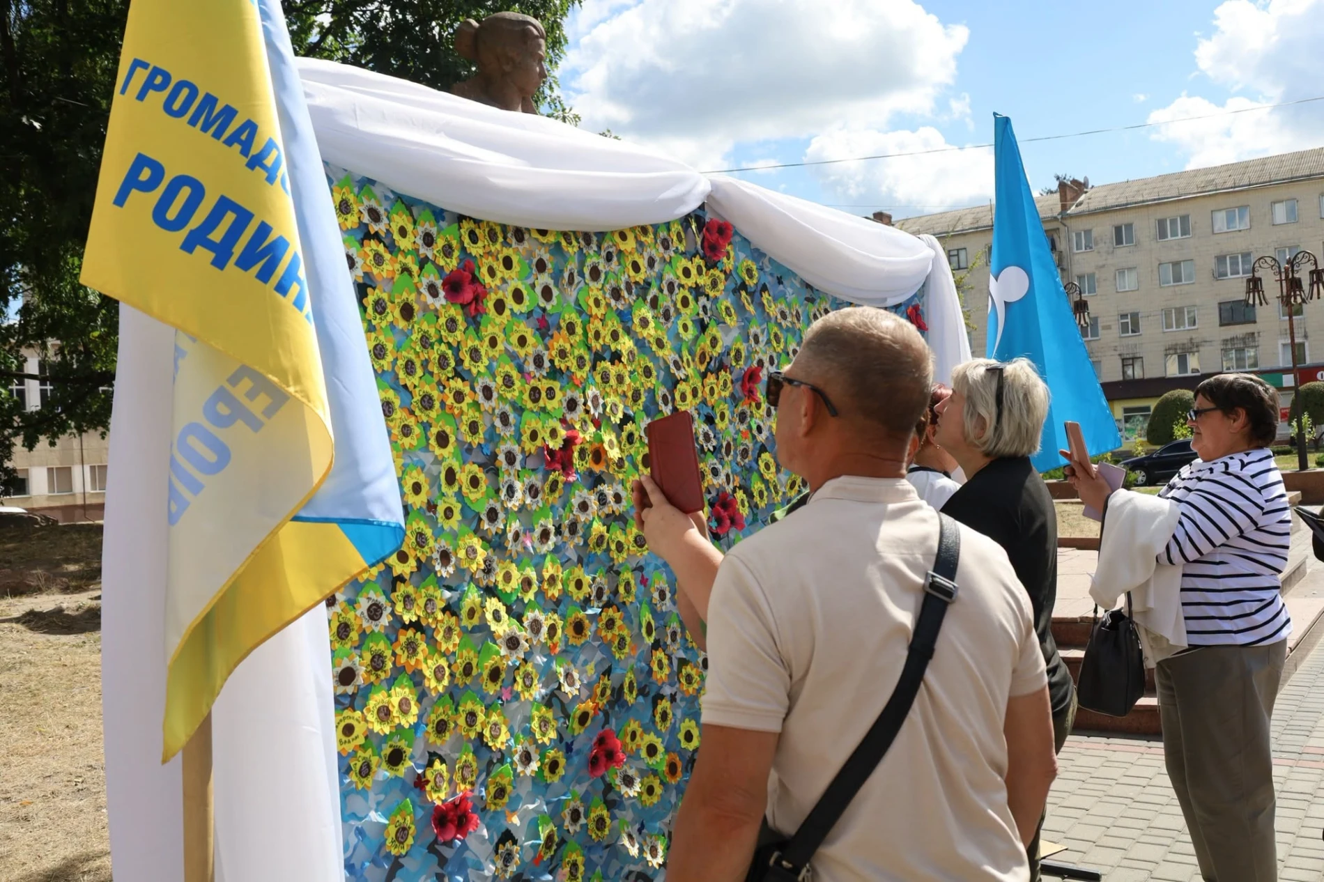 Біль і гордість громади: у Звягелі відкрили нові світлини полеглих воїнів та артлокацію