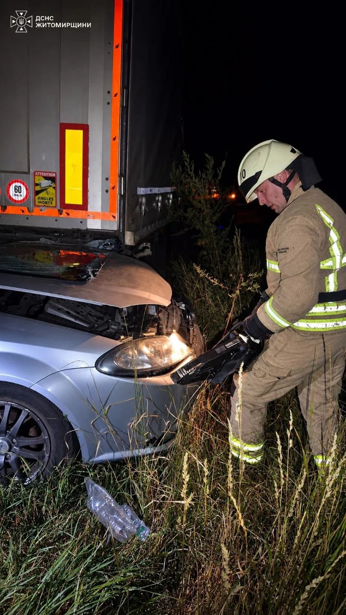 ДТП у Звягелі: рятувальники деблокували водійку з понівеченого авто