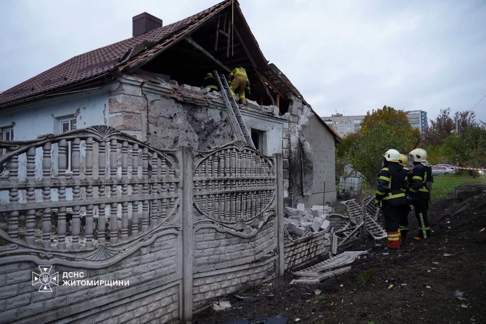 Росіяни вдарили по житловому будинку на Житомирщині: 8 постраждалих, з них двоє дітей