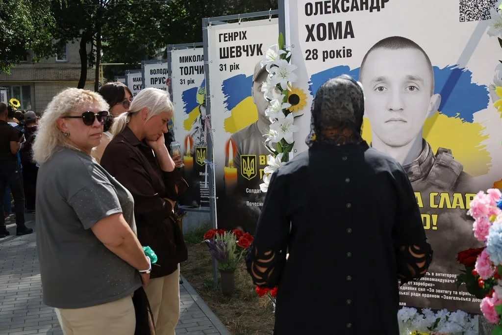 Біль і гордість громади: у Звягелі відкрили нові світлини полеглих воїнів та артлокацію