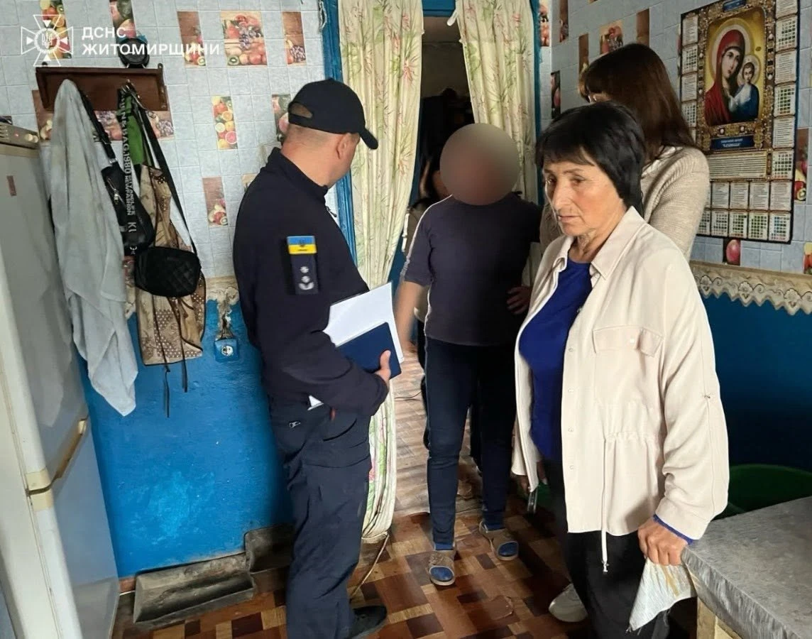 Майже 300 пожеж за 9 місяців: рятувальники перевіряють безпеку в оселях жителів Звягельщини