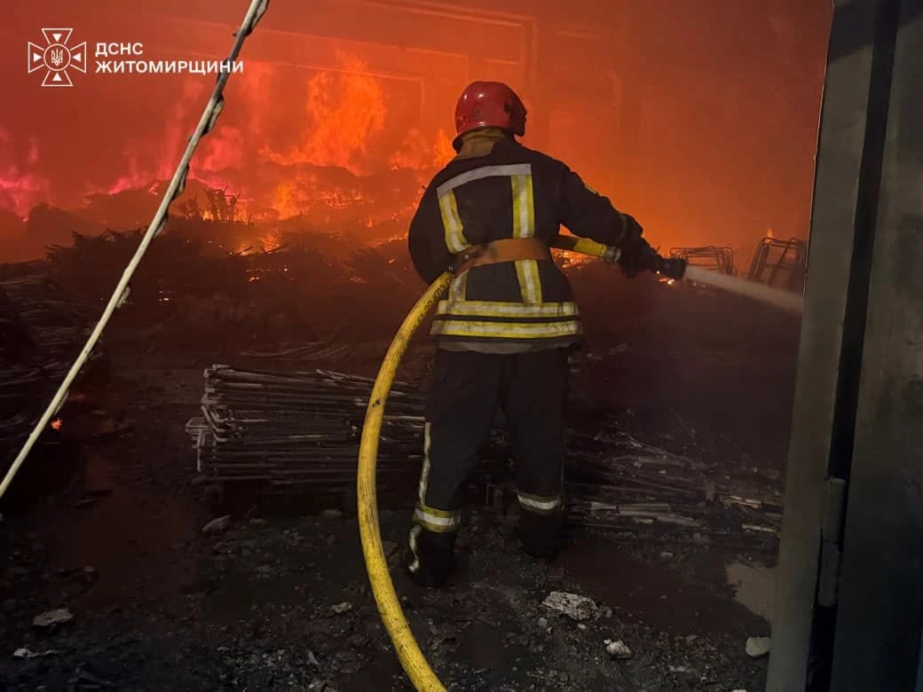 Рятувальники показали наслідки російського обстрілу Житомирщини: пожежу ліквідовано