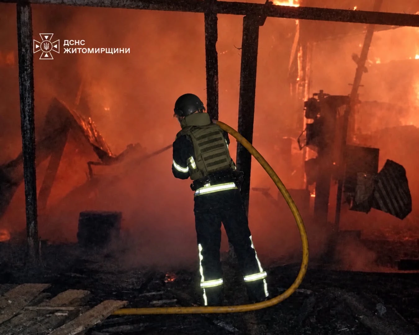 Росіяни завдали удару по приватному підприємству на Житомирщині: сталася пожежа
