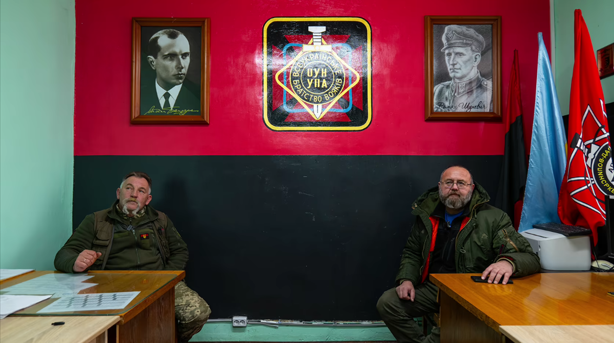 Дюбо (праворуч): "Чи буде колись в Звягелі вулиця імені Залужного? Буде. У нас людей героями визнають дуже часто після смерті. Тому хай він живе подовше. І сподіваємося, що Валерій Федорович буде йти у правильному напрямку"