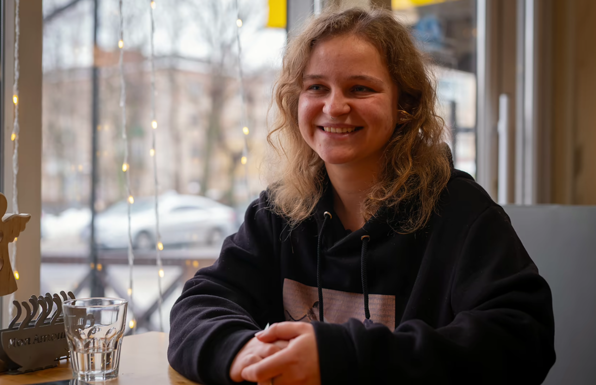 Анна: "Хочу привнести в Звягель щось нове, сучасне. У міста величезний потенціал. Певний консерватизм заважає рухатися далі. Але завжди можна робити щось самому. Ось буквально кілька днів тому я провела благодійний "квартирник". Вийшов класний ламповий вечір"