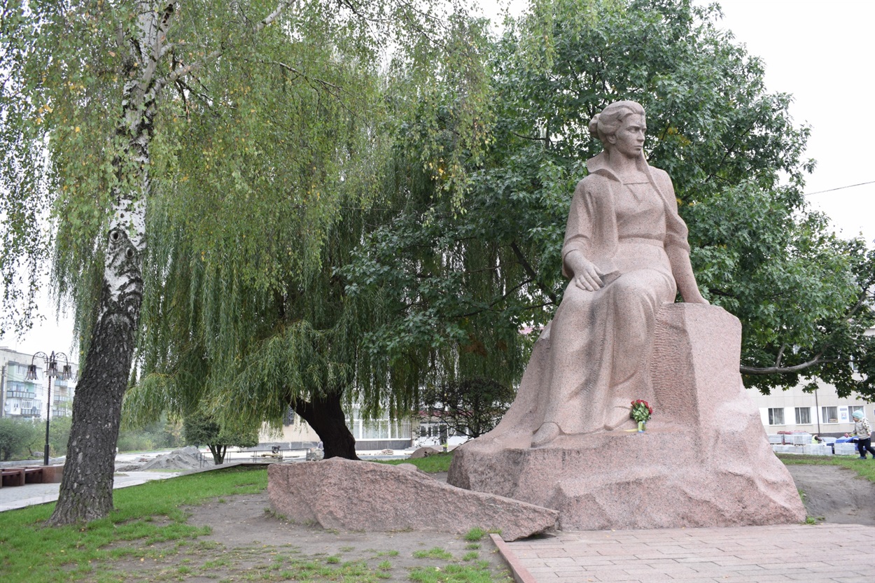 Унікальний пам’ятник Лесі Українці з червоного граніту гарний у будь-яку пору року.