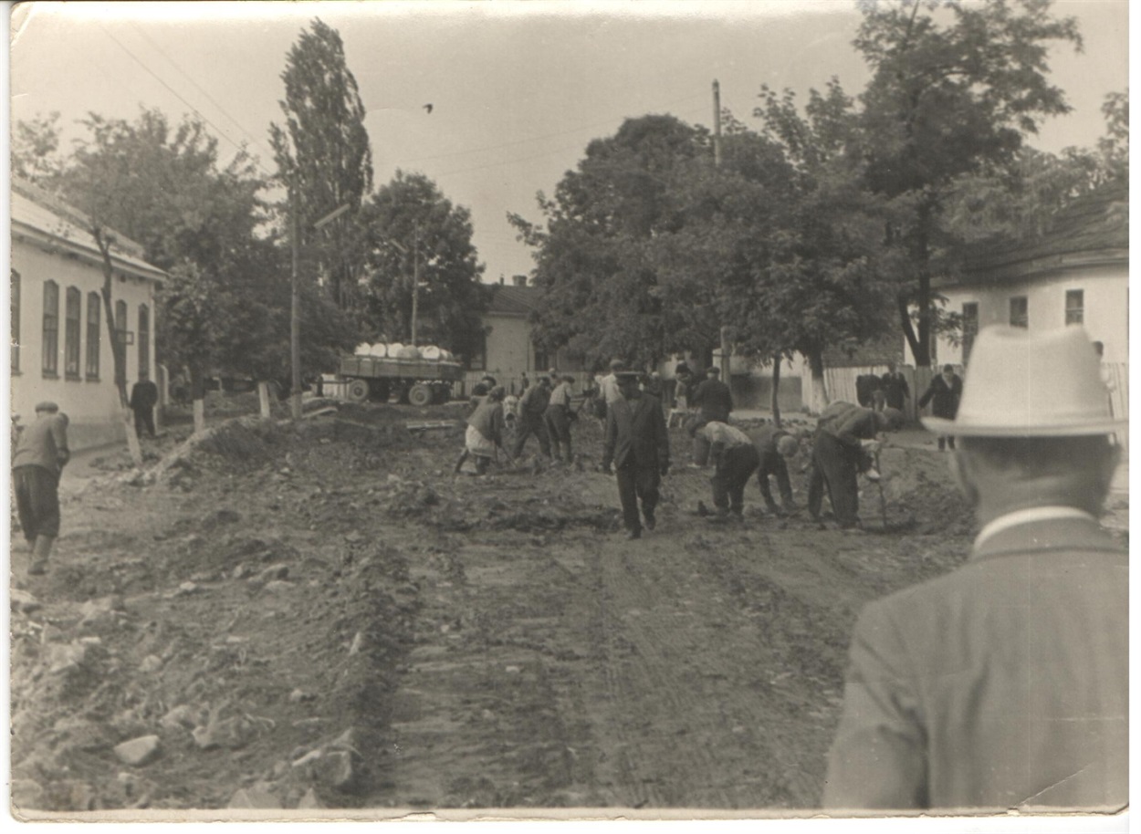 Ремонтні роботи на вулиці Радянській у 1950-х роках