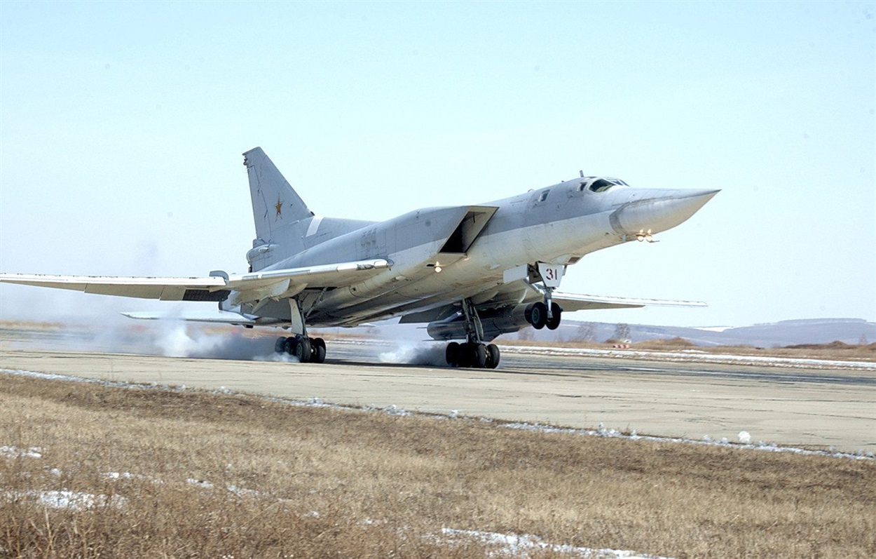 Ворожий Ту-22М3 з ракетою Х-22 йде на зліт, ілюстративне фото https://defence-ua.com/