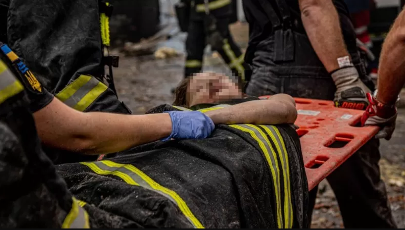 Цю дівчинку вдалося врятувати з-під завалів. Усього внаслідок війни загинуло 339 дітей