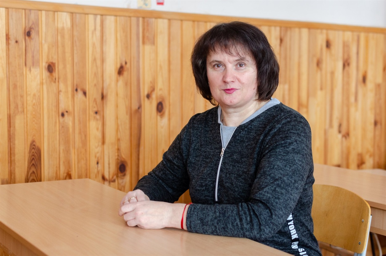 Жанна Васянович за партою свого однокласника, нині Головнокомандувача ЗСУ генерала Валерія Залужного