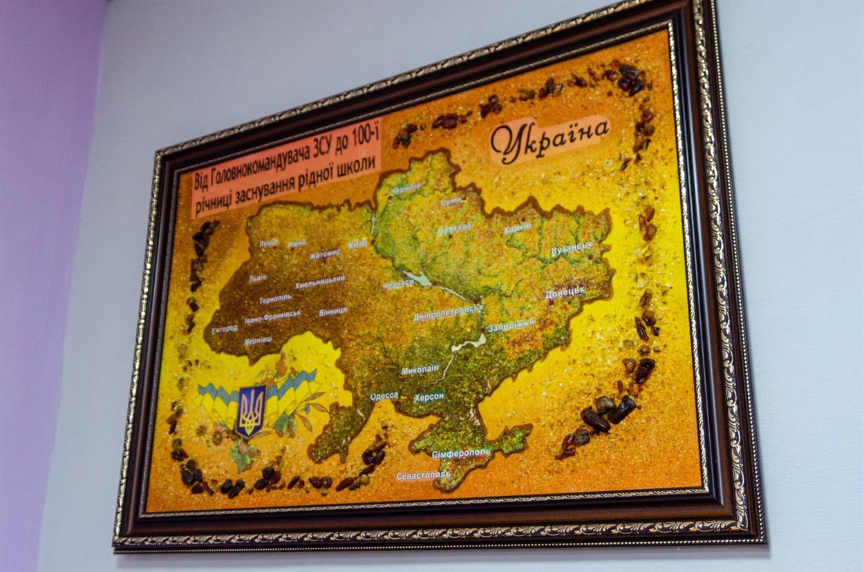 Бурштинова карта України, яку Валерій Залужний подарував рідній школі на її 100-річний ювілей