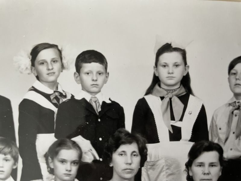 Фото маленького Залужного у шкільному альбомі

