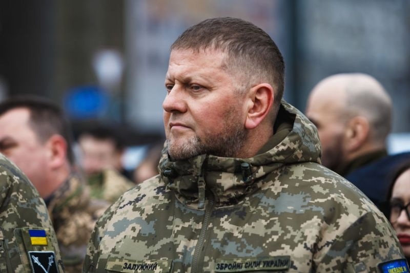 Після початку великої війни Залужний перебуває на службі практично нон-стоп. Його колеги стверджують, що він починає працювати вдосвіта і до глибокої ночі.