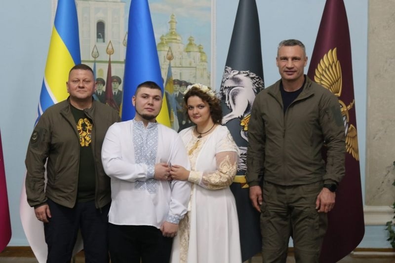 Залужний особисто прийшов на весілля і розписав молоду родину. Мер Києва Віталій Кличко був свідком молодят
