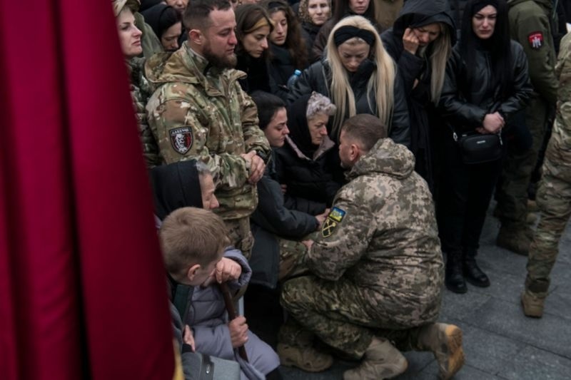 На прощанні з "Да Вінчі" у березні Залужний виголосив болючу промову, плакав на очах сотень людей перед труною загиблого та ставав на коліна перед матір’ю та дружиною бійця