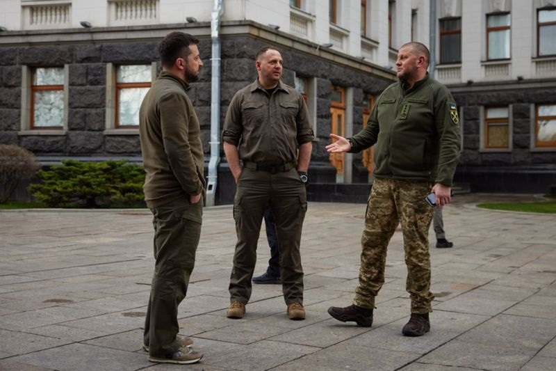Це фото заступниця міністра оборони Ганна Маляр опублікувала у фейсбуці навесні 2022 року як доказ того, що влада і військове командування єдині. Саме тоді почали з’являтися перші повідомлення про нібито суперечки між президентом та головнокомандувачем