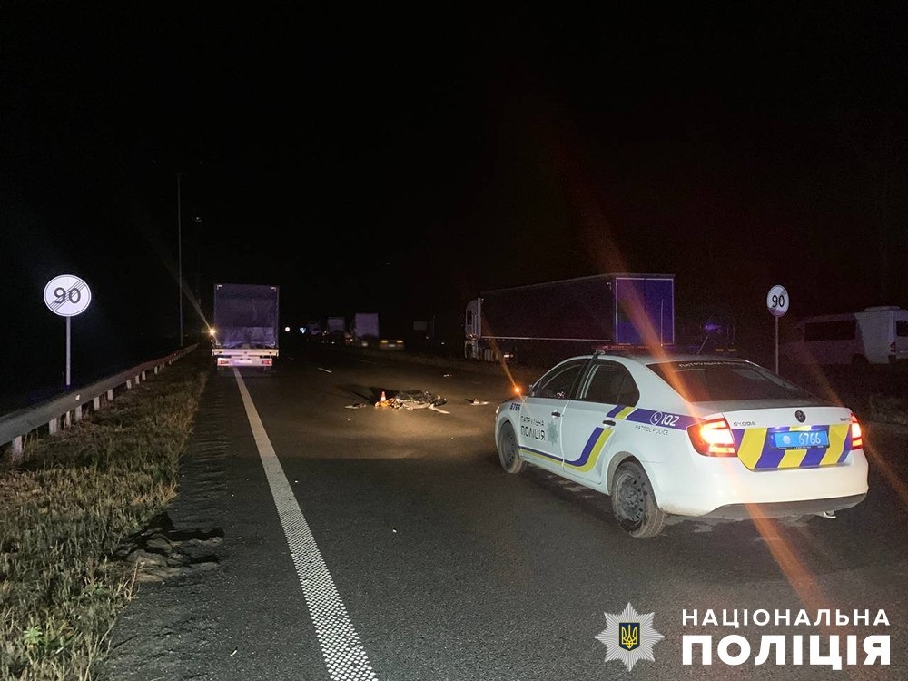 Хорошівські поліцейські встановлюють особу жінки, загиблої у нічній ДТП
