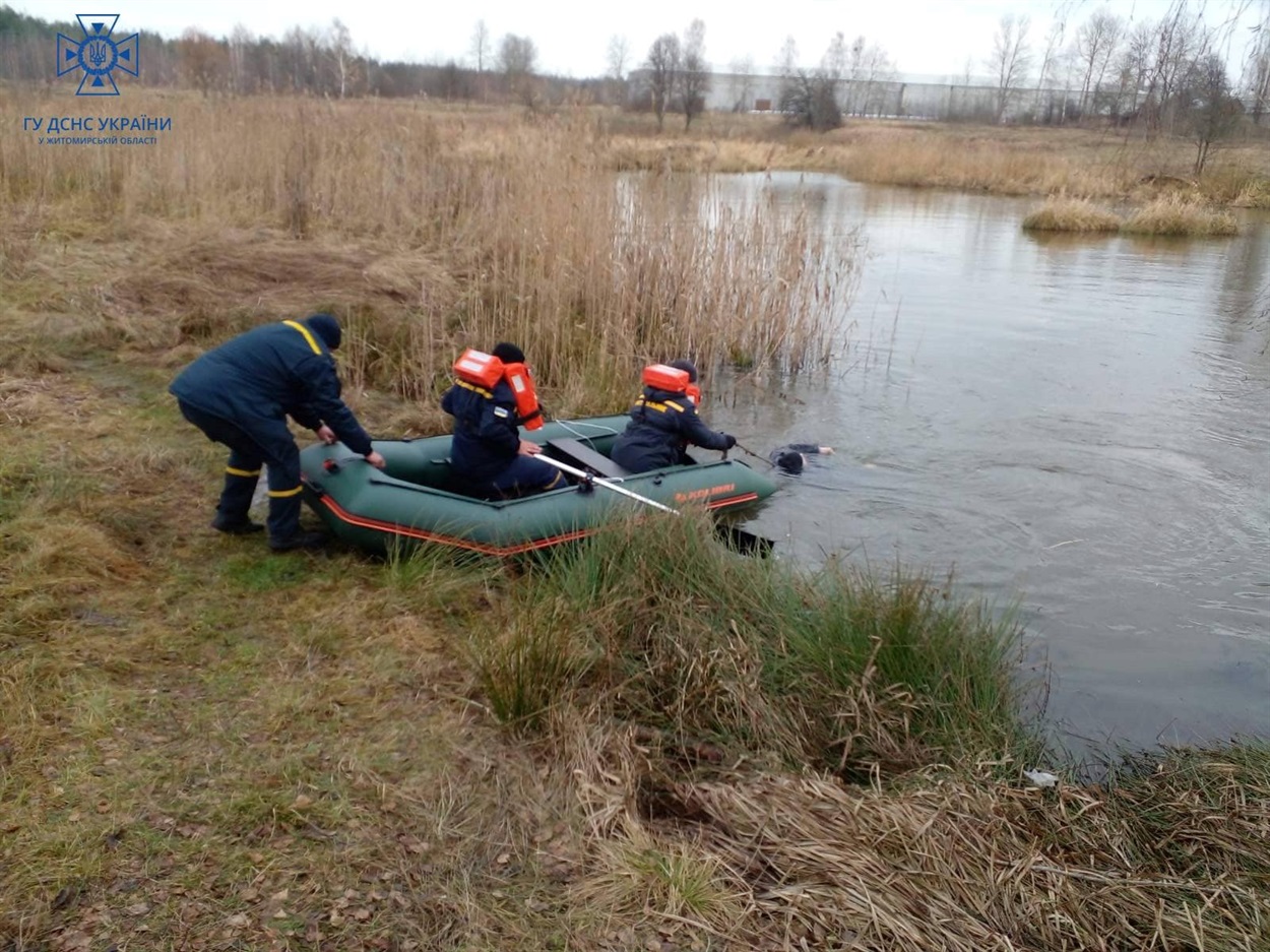 На Звягельщині рятувальники дістали тіло людини з річки